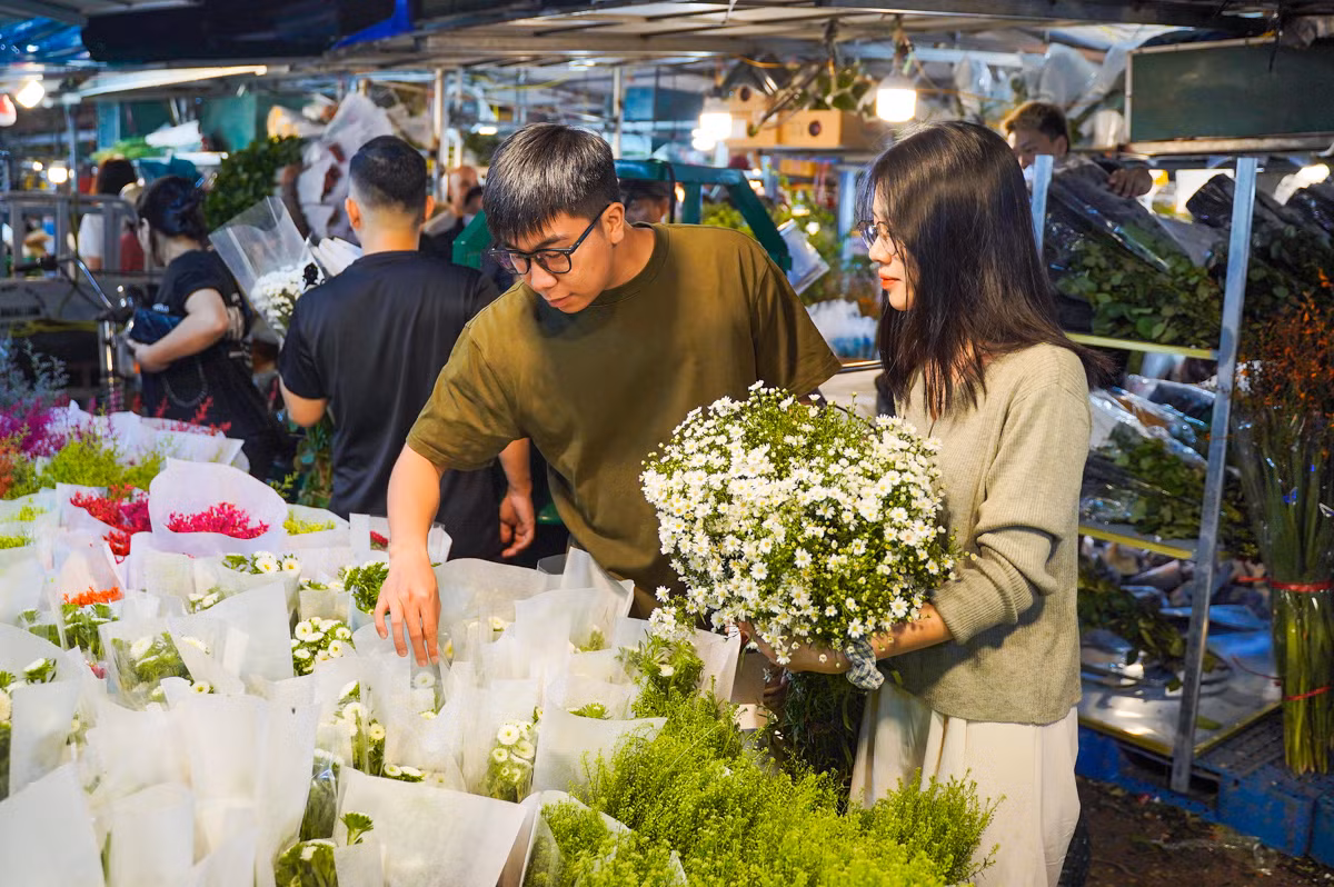 Anh Trí Vinh (Mỹ Đình, thành phố Hà Nội) tranh thủ cùng người yêu đi chợ hoa Quảng Bá trước ngày 20/10 để tránh đông. Tại đây, anh chọn được một bó cúc hoạ mi với giá 80 nghìn. "Không khí chợ hoa đêm tại Thủ đô lúc nào cũng náo nhiệt, trở thành nét đặc trưng không thể thiếu mỗi dịp lễ, đặc biệt là ngày dành cho các chị em phụ nữ. Giá hoa có phần cao hơn ngày thường một chút nhưng cũng ổn vì lễ mà", anh Vinh nói thêm.