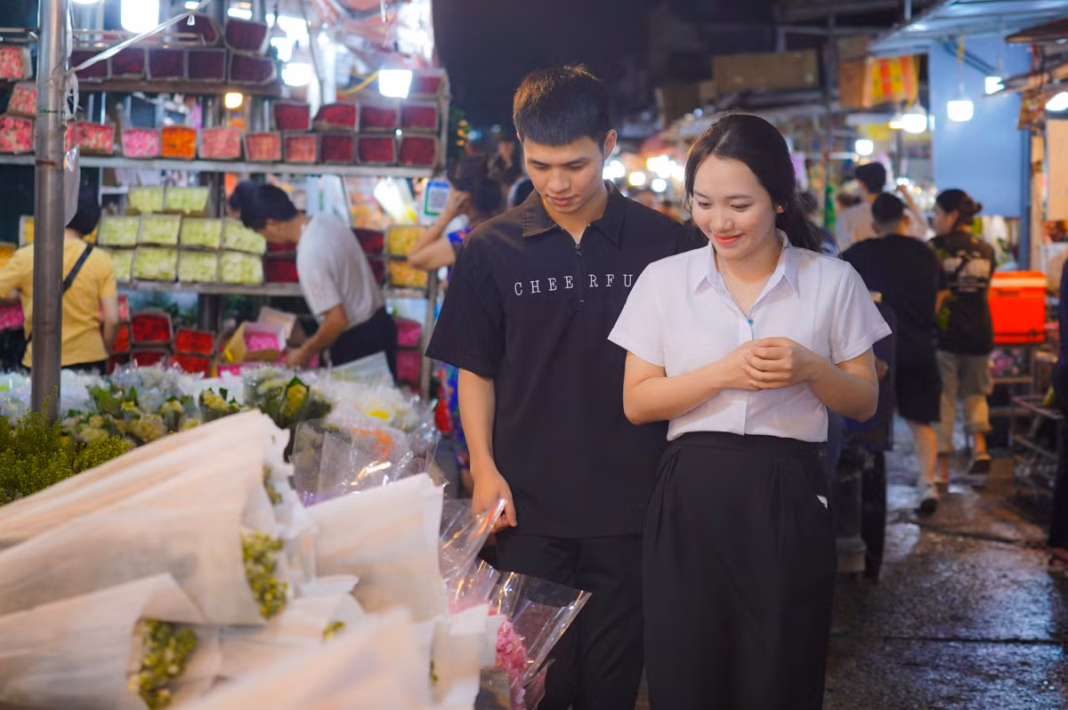 Nhiều chàng trai đưa người yêu đến chợ hoa đêm để chọn những bó hoa tươi đẹp nhất làm quà tặng nhân Ngày Phụ nữ Việt Nam 20/10.