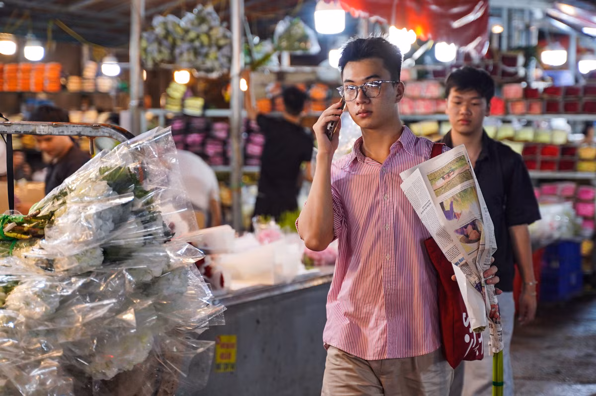 Cánh mày râu háo hức đi mua hoa.
