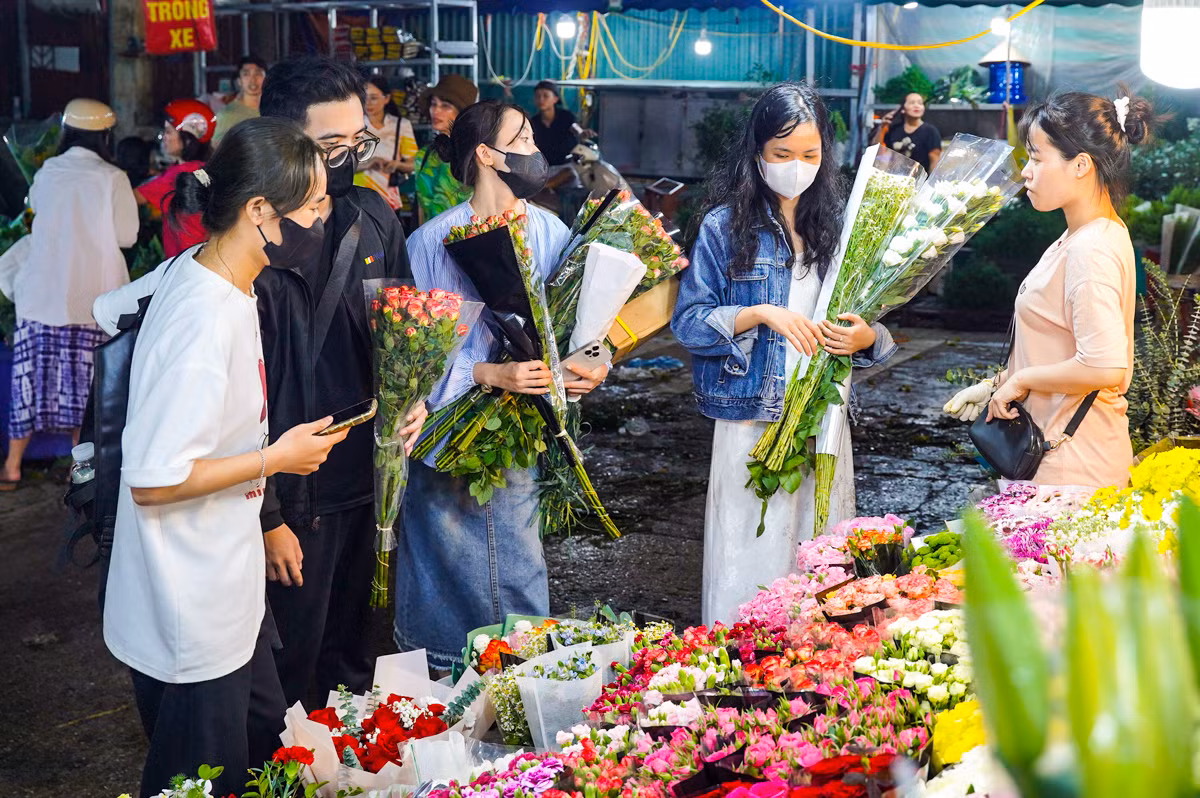 Hoa ở đây đủ chủng loại được đưa về từ khắp các vùng trồng hoa nổi tiếng của miền Bắc như Tây Tựu, Đông Anh, Gia Lâm, Phúc Yên… có những loại hoa thì vận chuyển từ Đà Lạt, Lâm Đồng...