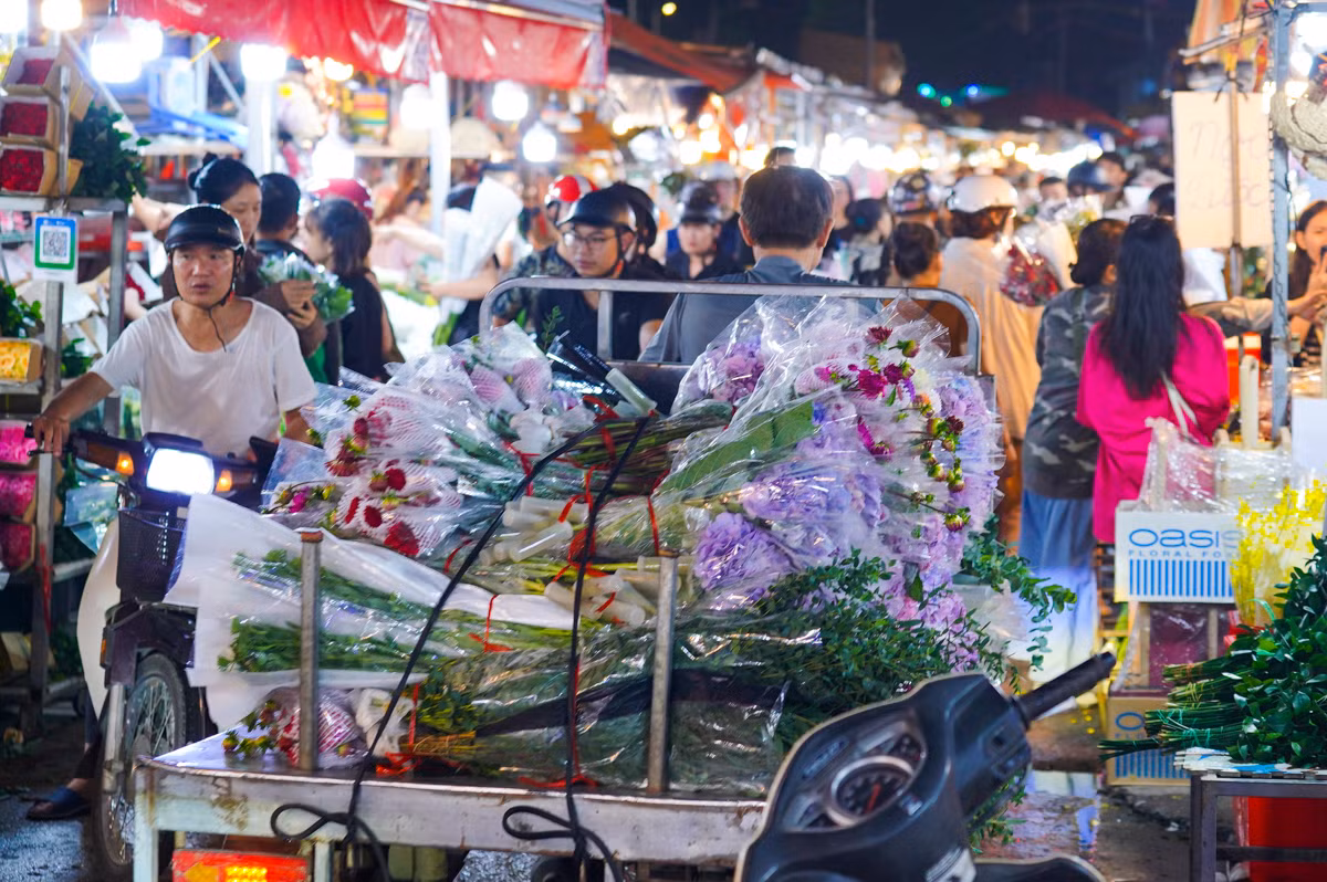 Những xe hàng chở hoa liên tục được vận chuyển vào chợ để phục vụ khách hàng dịp này.