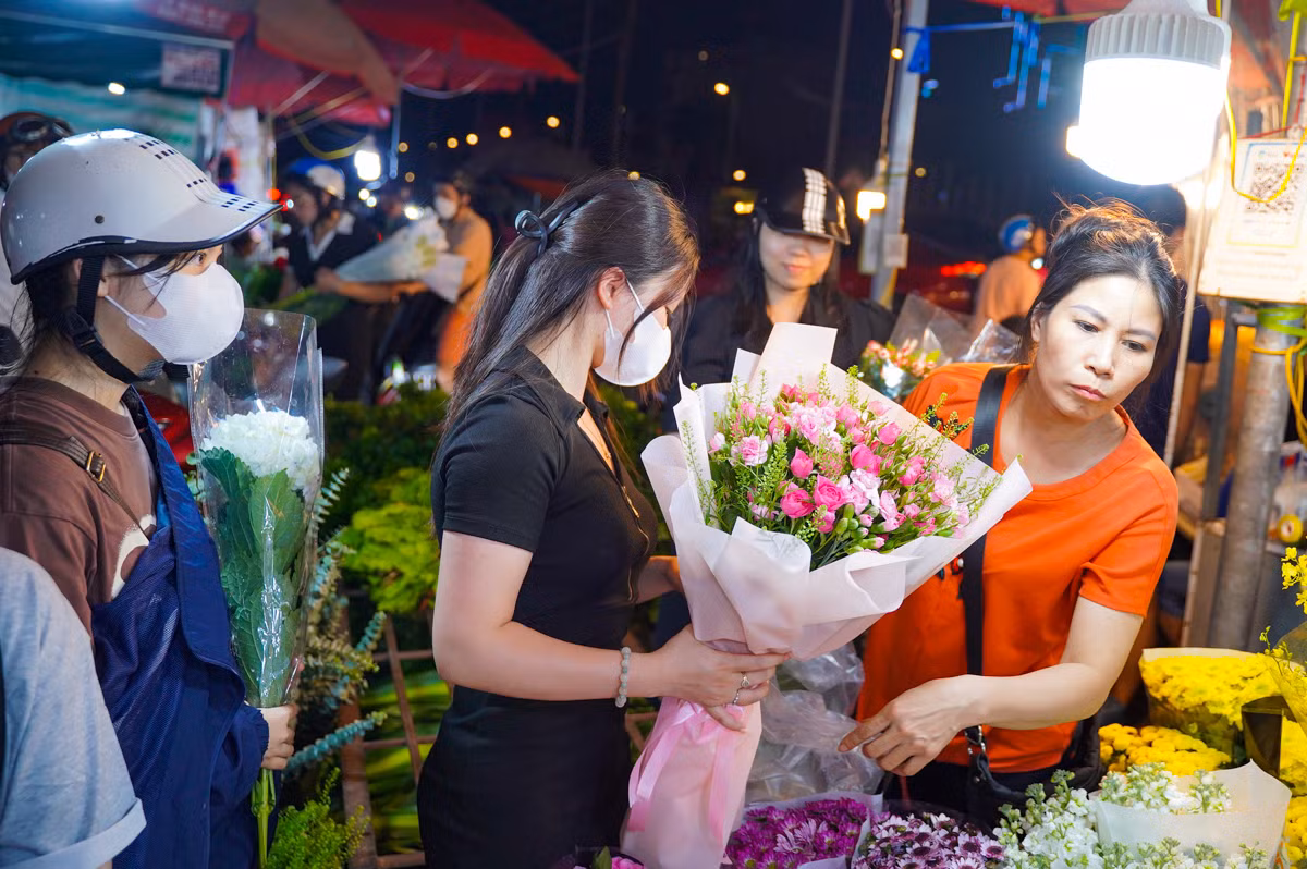 Chợ hoa đêm Quảng Bá được bày bán từ khoảng 8 giờ tối đến sáng sớm ngày hôm sau.