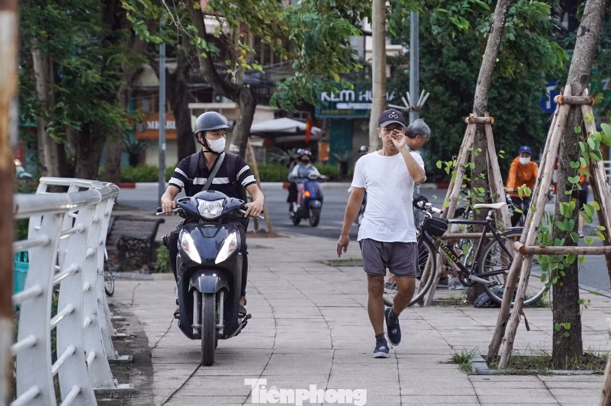 "Thật sự kinh khủng, tôi đi qua mà không thể thở nổi vì mùi thối của cá", ông Nguyễn Văn Bính (quận Tây Hồ) nói.