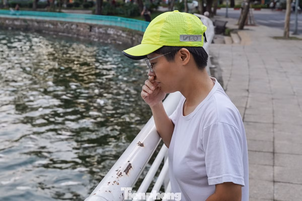 Tình trạng cá bốc mùi, thối rữa khiến cho nhiều người dân đi qua khu vực hồ Tây cảm thấy rất khó chịu.