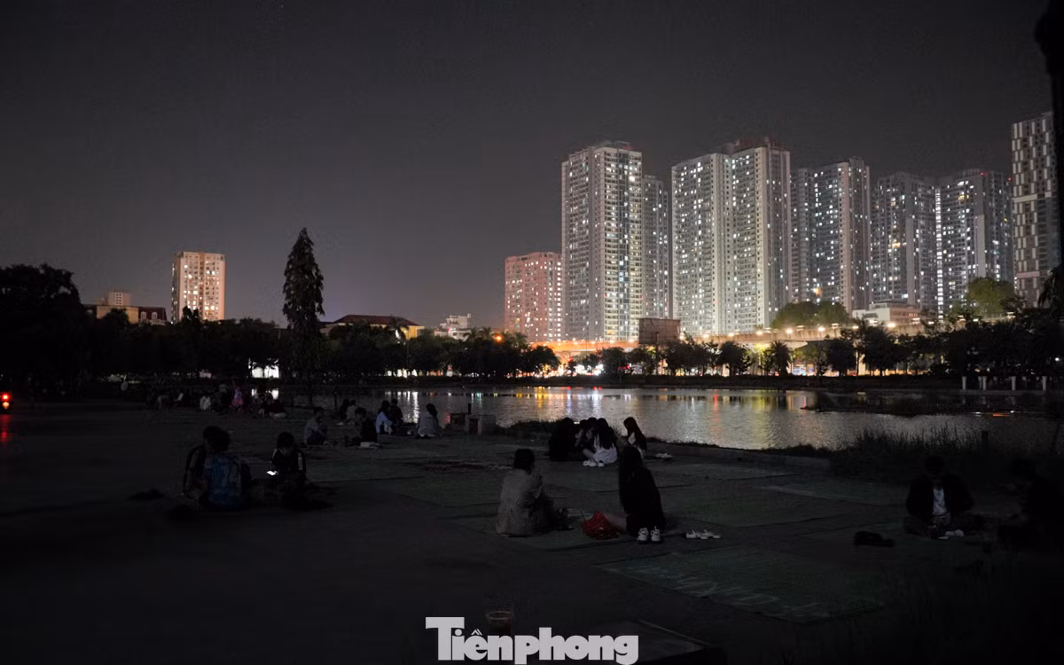 Buổi tối, khu vực trong công viên 'đen kịt', không 1 bóng đèn chiếu sáng.