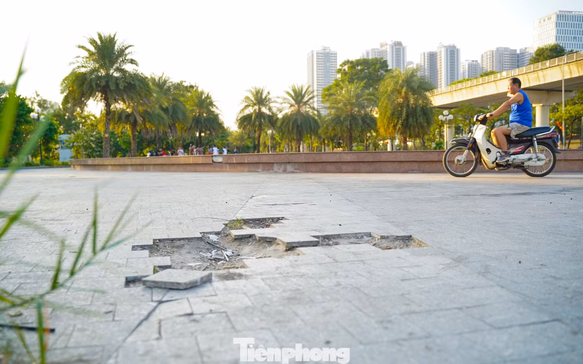 Người dân thường tập thể dục tại đây cho biết, một trong những nguyên nhân dẫn đến tình trạng hư hỏng gạch lát nền ở nhiều khu vực là do công viên vẫn cho phép người dân đi xe máy vào thoải mái.