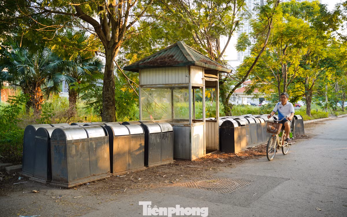 Nhiều thùng rác được xếp vào một chỗ, bỏ không trong khuôn viên của công viên