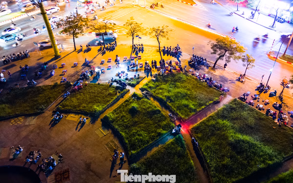 Về đêm, xung quanh công viên hồ điều hòa Mai Dịch trở nên nhếch nhác bởi cảnh bàn ghế và chiếu bày khắp nơi của các cửa hàng kinh doanh.