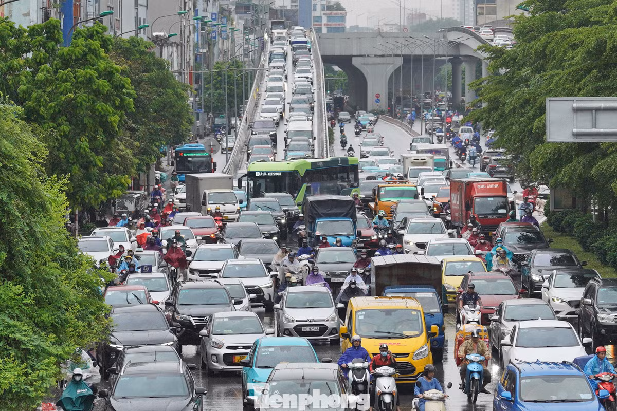 Đường Trường Chinh ùn tắc, lối xuống Vành đai 2 ôtô đứng chờ. Nhiều người đã chủ động xin nghỉ sớm một ngày để tránh kẹt xe và về quê thuận lợi hơn.