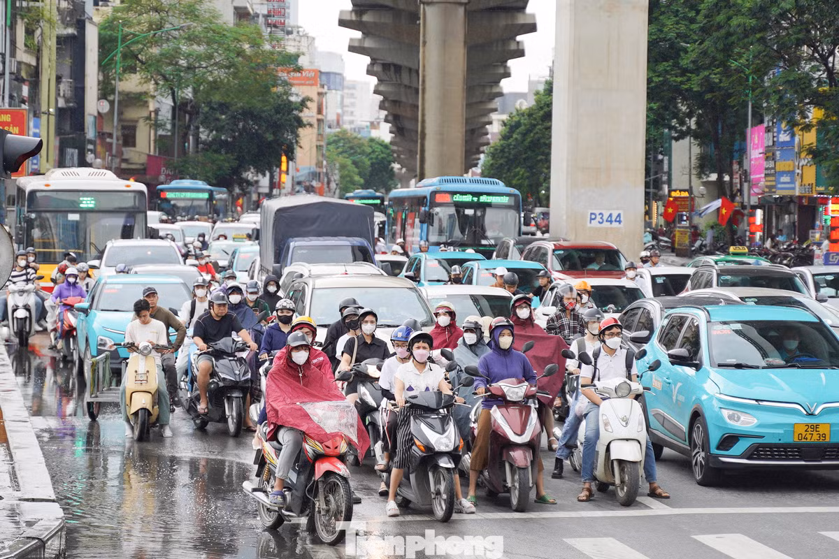 Sáng nay (30/8), tại Hà Nội thời tiết mưa đồng thời rơi vào ngày làm việc cuối cùng trước kỳ nghỉ lễ, nhiều người dân đã tranh thủ về quê sớm, khiến các phương tiện ùn ứ trên nhiều tuyến phố.