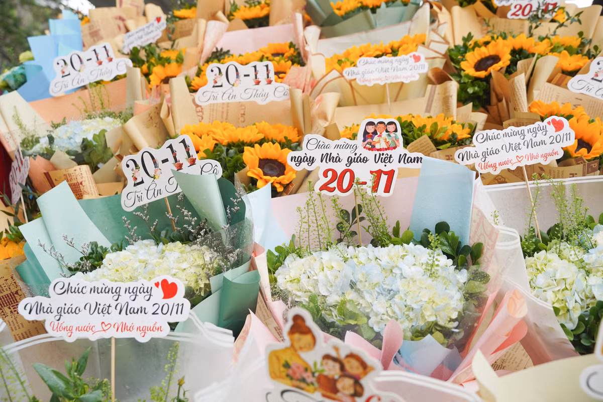 Trước thềm Ngày Nhà giáo Việt Nam 20/11, thị trường hoa tươi và quà tặng tại Hà Nội nhộn nhịp với nhiều mẫu mã đa dạng.