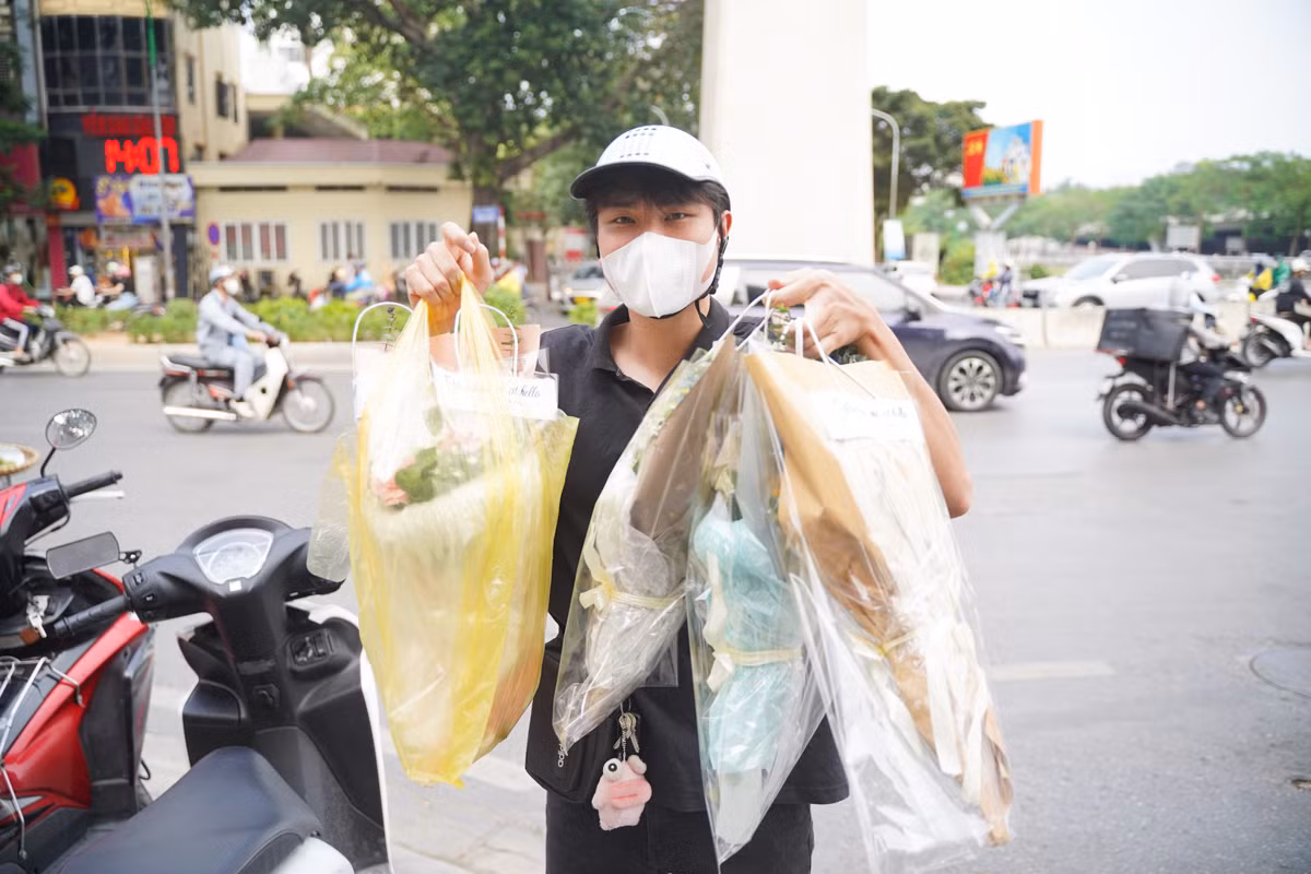 Theo ghi nhận, tại các tiệm hoa và quà tặng ở Hà Nội không quá đông đúc. Một số người bán hàng cho biết, vào dịp này, nhiều khách đã đặt hàng online từ trước hoặc mua theo từng khung giờ để tặng giáo viên, vì vậy không xảy ra tình trạng xếp hàng chờ đợi.