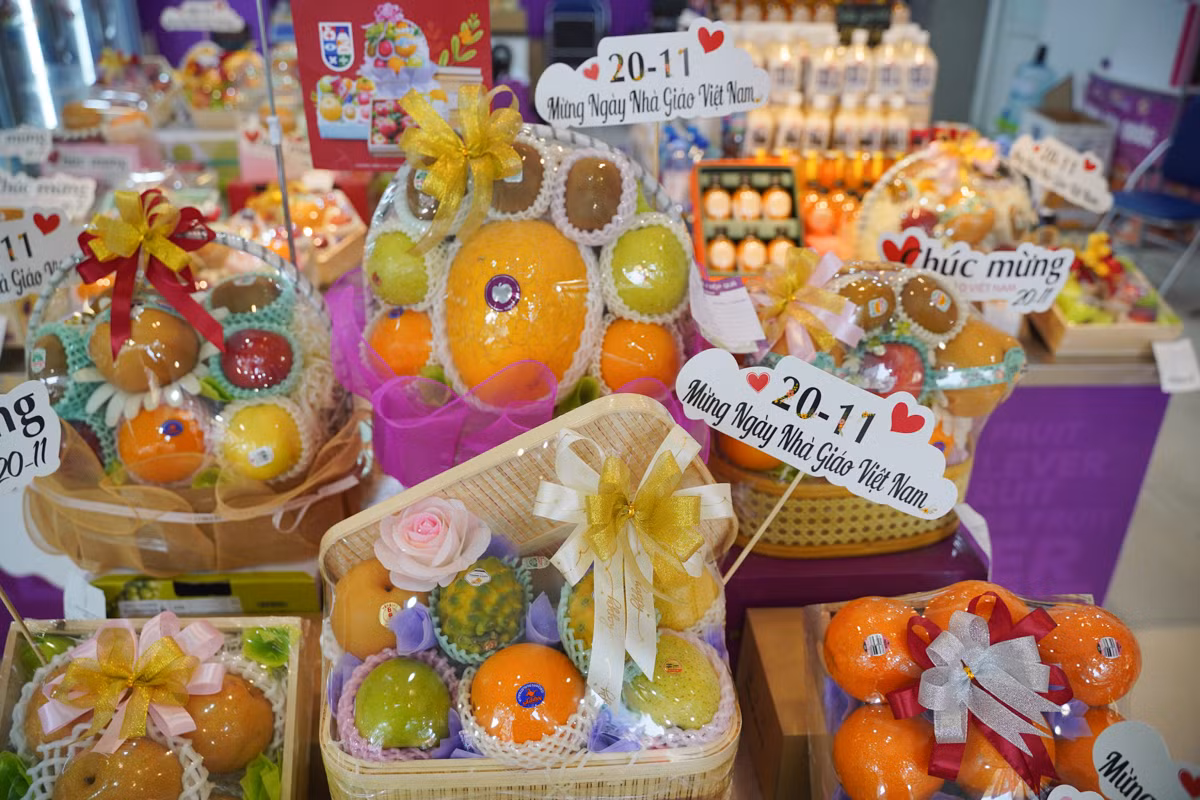 Giỏ hoa quả cũng là một trong những món quà tặng 20/11 được nhiều phụ huynh lựa chọn, có giá từ 500.000 - 1.000.000 đồng.