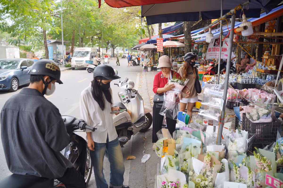 Theo ghi nhận, tại các tiệm hoa và quà tặng ở Hà Nội không quá đông đúc. Một số người bán hàng cho biết, vào dịp này, nhiều khách đã đặt hàng online từ trước hoặc mua theo từng khung giờ để tặng giáo viên, vì vậy không xảy ra tình trạng xếp hàng chờ đợi.