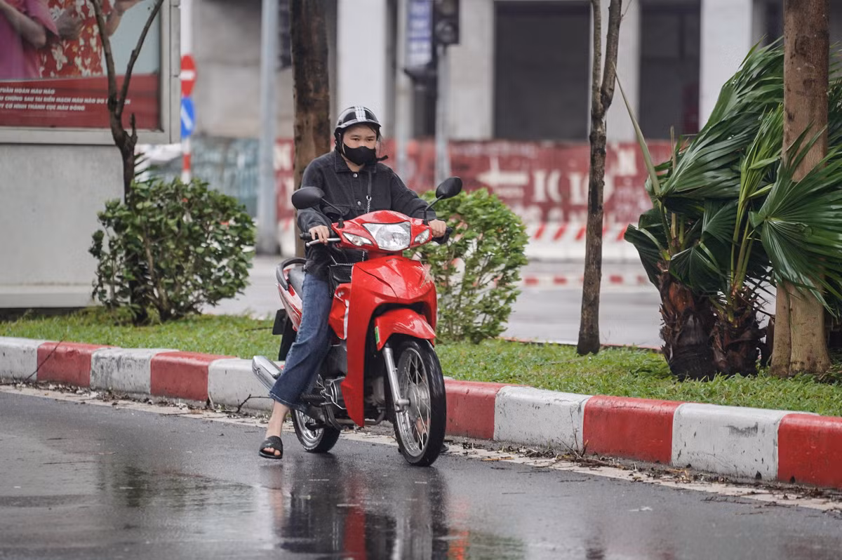 Một chủ phương tiện phải di chuyển thật chậm ở mép đường để tránh gió bão.