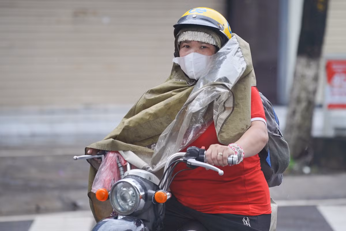 Nhiều phương tiện liêu xiêu, chật vật di chuyển trong trời mưa gió.
