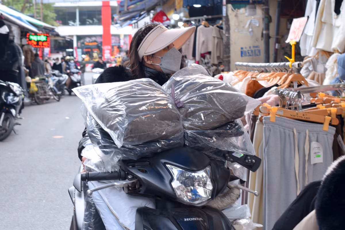 Các chủ cửa hàng liên tục nhập áo phao, áo len về để phục vụ khách.