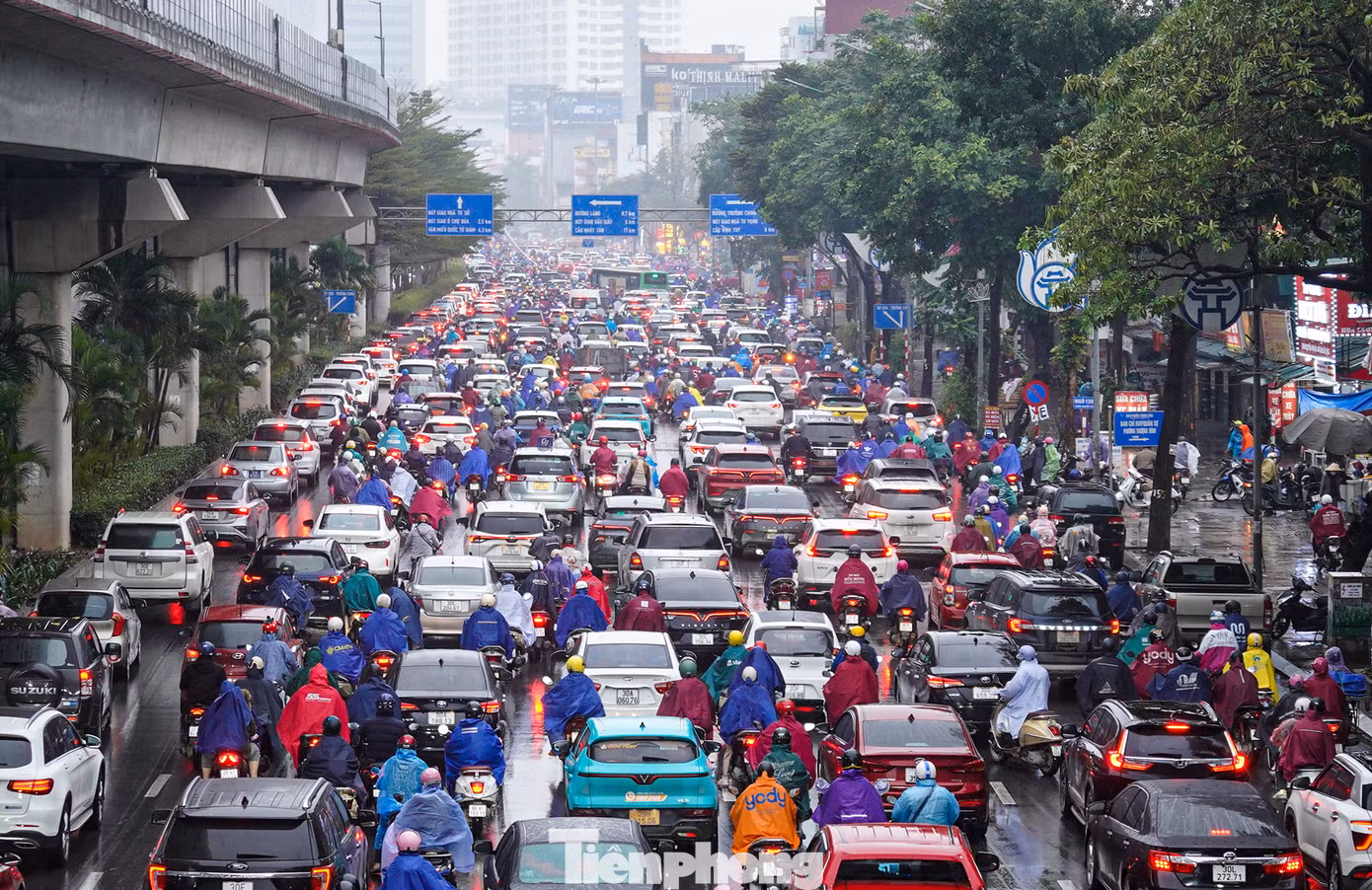 Phương tiện ken đặc trên đường Nguyễn Trãi (quận Thanh Xuân)