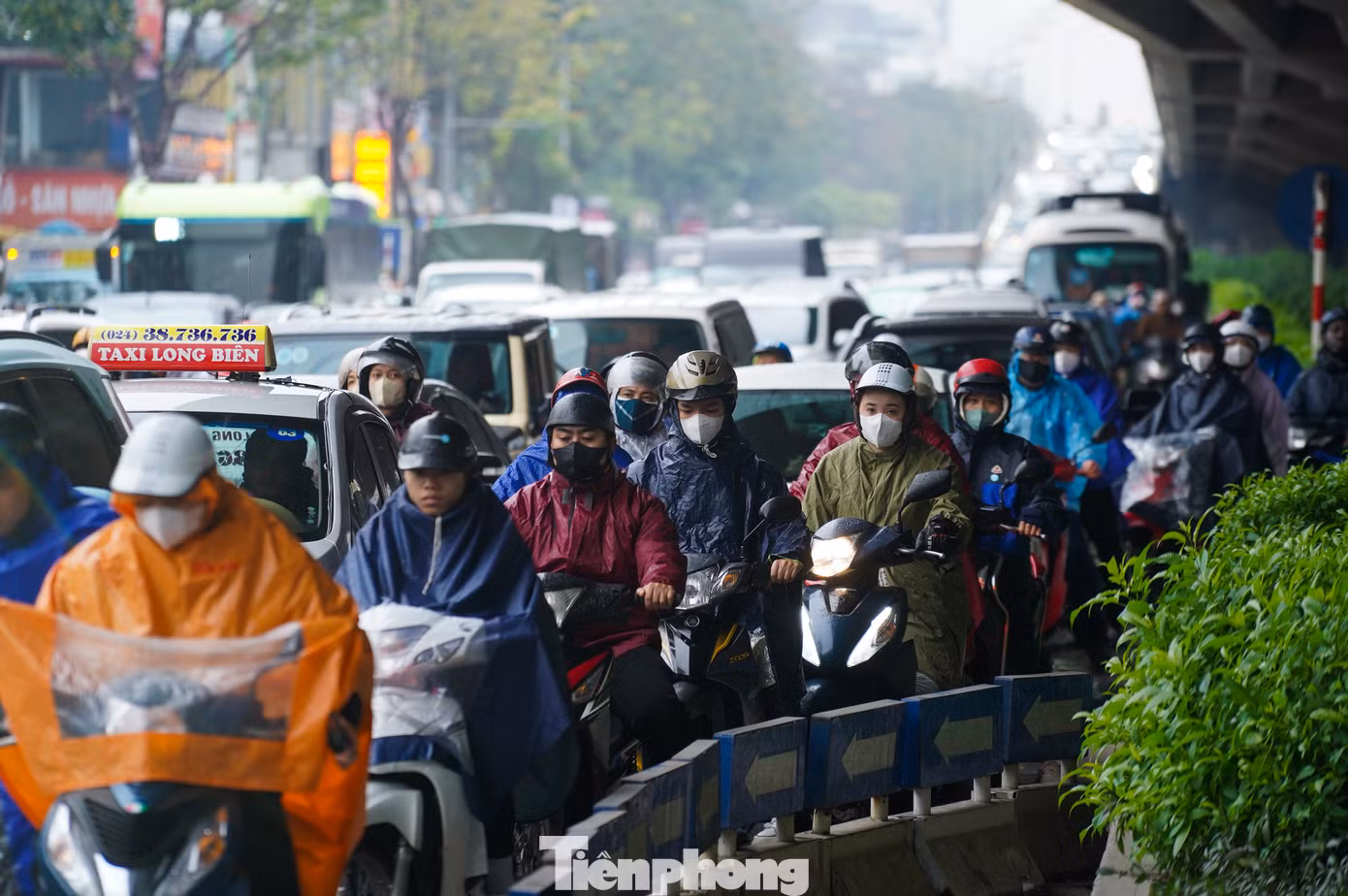 Đến khoảng 9h, nhiều tuyến phố vẫn ùn tắc, nhiều người đi làm muộn.