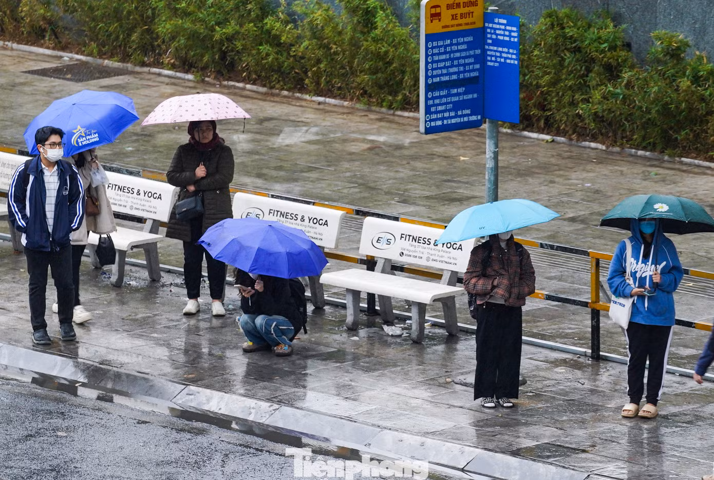 Trời mưa, đường tắc khiến những người chờ xe buýt phải đợi lâu hơn thường ngày. "Tôi đợi xe buýt để đến trường nhưng hơn 20 phút rồi vẫn chưa thấy xe tới", anh Lê Chí chia sẻ.