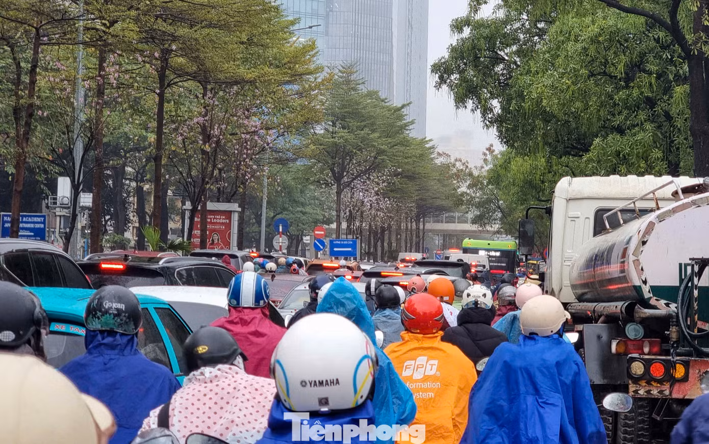Ô tô và xe máy xếp hàng dài trên phố Đào Tấn (quận Ba Đình) thời điểm 8h sáng.