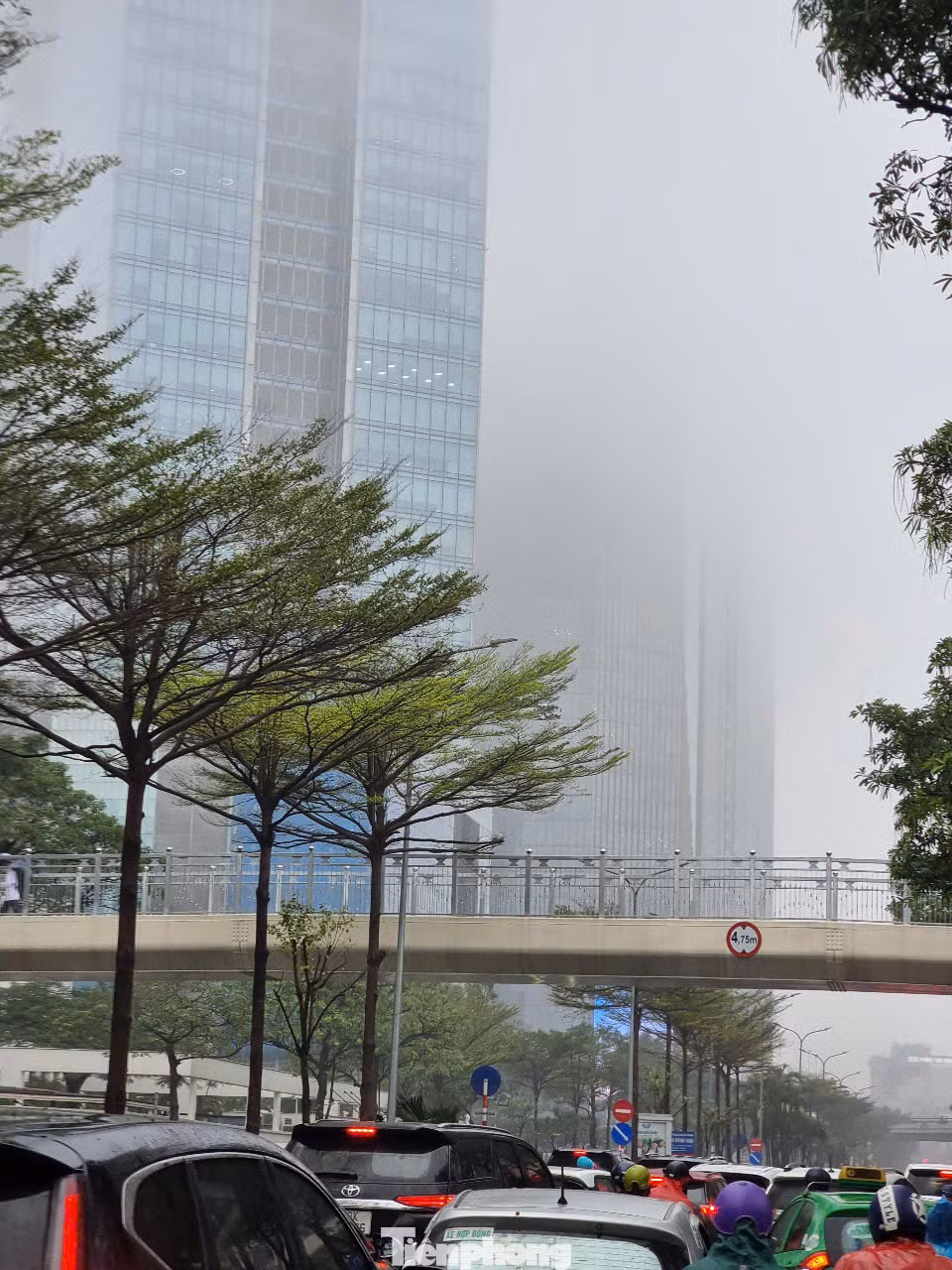 Cục Quản lý Môi trường y tế (Bộ Y tế) khuyến cáo, khi chỉ số chất lượng không khí ở mức xấu (AQI từ 150 đến 200) người dân hạn chế hoạt động ngoài trời hoặc tham gia các hoạt động vận động cần gắng sức.