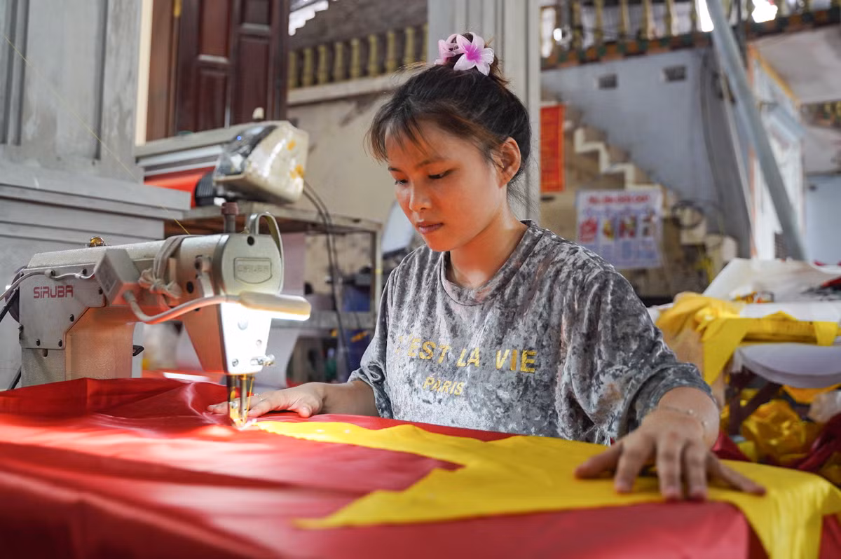 Theo người dân làng Từ Vân, trước đây để sản xuất ra được một lá cờ mất rất nhiều thời gian. Tuy nhiên hiện nay nhiều xưởng đã áp dụng máy móc tiên tiến và được lập trình bằng máy tính nên độ chính xác và năng suất cao hơn. Đối với những lá cờ khổ lớn dùng để treo trên các đảo, việc lựa chọn chất liệu vải ngay từ đầu là vô cùng quan trọng, bởi chúng phải chịu được điều kiện thời tiết khắc nghiệt như nắng và gió biển. Mọi công đoạn, từ chọn vải, cắt may, in ấn đến hoàn thiện đều cần được thực hiện tỉ mỉ để đảm bảo độ bền và chất lượng của lá cờ.
