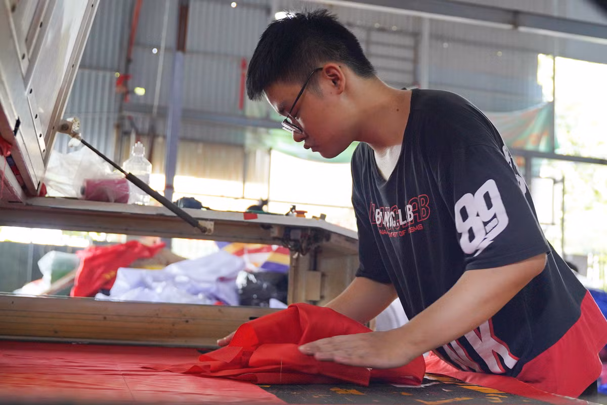 Theo người dân làng Từ Vân, trước đây để sản xuất ra được một lá cờ mất rất nhiều thời gian. Tuy nhiên hiện nay nhiều xưởng đã áp dụng máy móc tiên tiến và được lập trình bằng máy tính nên độ chính xác và năng suất cao hơn. Đối với những lá cờ khổ lớn dùng để treo trên các đảo, việc lựa chọn chất liệu vải ngay từ đầu là vô cùng quan trọng, bởi chúng phải chịu được điều kiện thời tiết khắc nghiệt như nắng và gió biển. Mọi công đoạn, từ chọn vải, cắt may, in ấn đến hoàn thiện đều cần được thực hiện tỉ mỉ để đảm bảo độ bền và chất lượng của lá cờ.