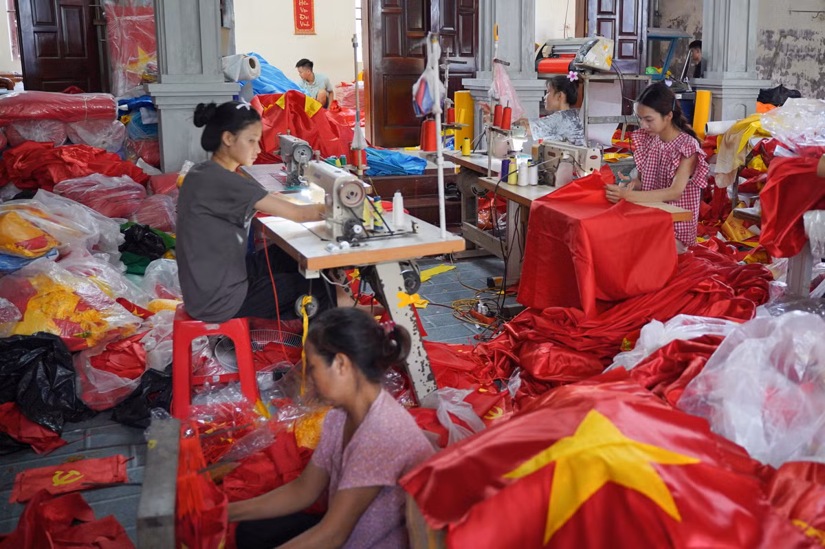 Tại làng Từ Vân, có nhiều gia đình đã truyền nghề may cờ Tổ quốc qua 4 thế hệ. Công việc này không chỉ mang lại thu nhập ổn định mà còn là niềm tự hào, gắn kết họ với truyền thống làng nghề thiêng liêng.