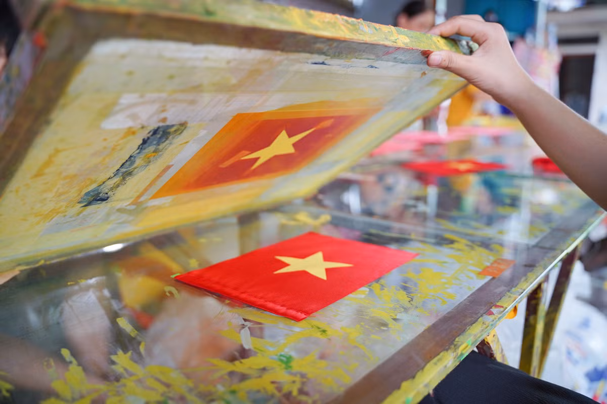 Chiếc khuôn in lá cờ không chỉ là công cụ sản xuất, mà còn là biểu tượng của lòng yêu nước, niềm tự hào dân tộc.
