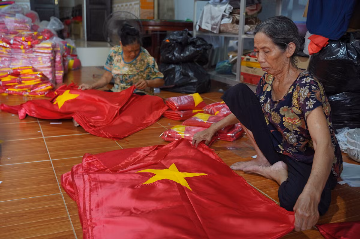 Những thành phẩm được các công nhân ở đây xếp gọn gàng để chuẩn bị đưa ra thị trường phục vụ dịp Lễ Quốc khánh 2/9.
