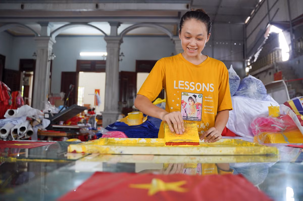 "Mỗi khi nhìn thấy những lá cờ Tổ quốc tung bay, trên đó có in dấu tay của mình, tôi cảm thấy vô cùng tự hào. Đó chính là niềm vui và động lực để tôi thêm yêu và gắn bó với nghề hơn", một công nhân đang làm việc tại nhà anh Phục chia sẻ.