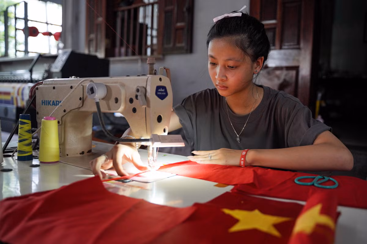 Nơi đây nổi tiếng là làng may cờ Tổ quốc lớn nhất Hà Nội, gắn liền với những sự kiện trọng đại của dân tộc.