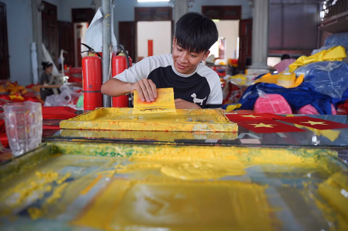Ngày nay, thanh niên trong làng rất ít người theo nghề bởi sự vất vả. Với mong muốn truyền nghề lại cho thế hệ đi sau, nhiều gia đình đã dạy con làm quen với nghề từ khi còn nhỏ, ý thức được đây là nghề cha ông truyền lại, cũng là niềm tự hào của dân làng Từ Vân.