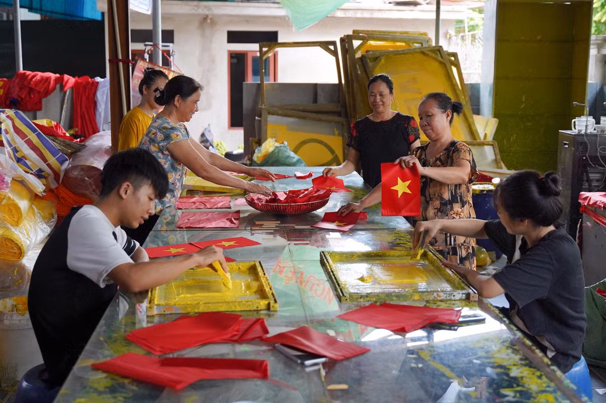 Theo người dân làng Từ Vân, trước đây để sản xuất ra được một lá cờ mất rất nhiều thời gian. Tuy nhiên hiện nay nhiều xưởng đã áp dụng máy móc tiên tiến và được lập trình bằng máy tính nên độ chính xác và năng suất cao hơn. Đối với những lá cờ khổ lớn dùng để treo trên các đảo, việc lựa chọn chất liệu vải ngay từ đầu là vô cùng quan trọng, bởi chúng phải chịu được điều kiện thời tiết khắc nghiệt như nắng và gió biển. Mọi công đoạn, từ chọn vải, cắt may, in ấn đến hoàn thiện đều cần được thực hiện tỉ mỉ để đảm bảo độ bền và chất lượng của lá cờ.