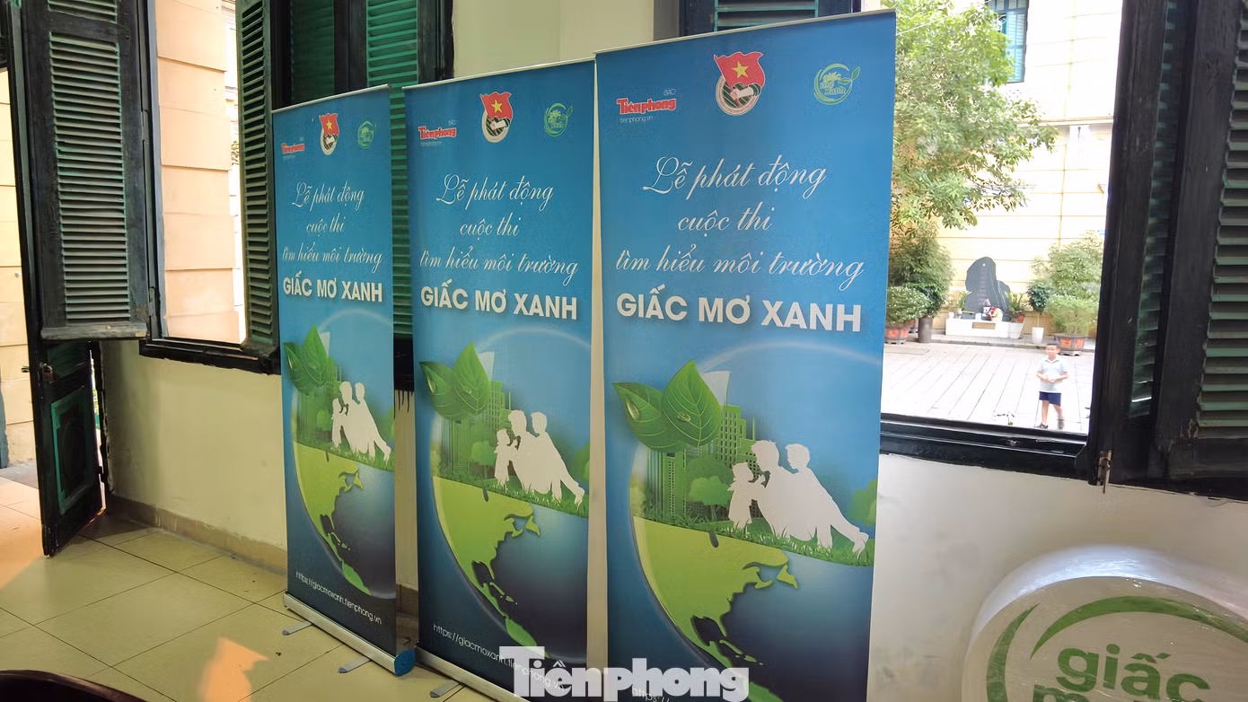 Tại lễ phát động có các khách mời đến từ Bộ GD&amp;ĐT, Bộ Tài nguyên và Môi trường, Thành phố Hà Nội, đại diện Ban giám hiệu đến từ 6 trường THCS của quận Hoàn Kiếm. Lễ phát động còn có sự tham gia của các nghệ sĩ, Á hậu.