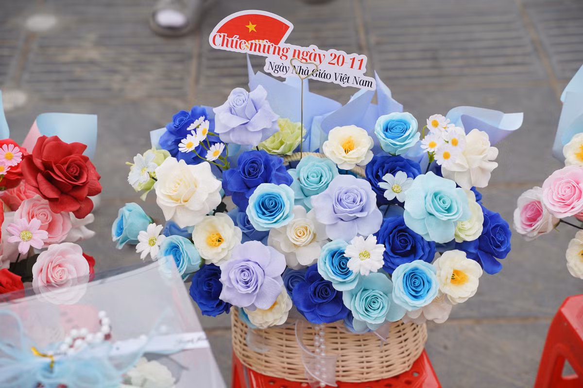 Một giỏ hoa sáp có hơn 20 bông đang được bán với giá 300.000 đồng.