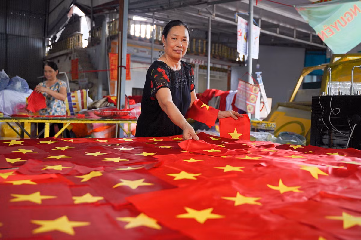 Mỗi ngày, xưởng có thể sản xuất ra hàng nghìn lá cờ. Vào những dịp cao điểm như ngày Quốc khánh 2/9, số lượng sản xuất còn có thể tăng lên nhiều hơn, đòi hỏi nhân lực phải làm việc liên tục cả ngày.