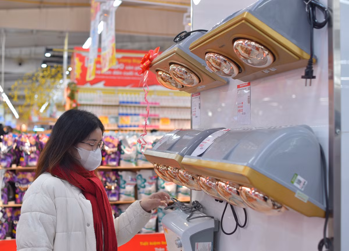 "Thời tiết lạnh thế này trẻ nhỏ rất dễ ốm, tôi phải đi mua đèn sưởi về để sưởi cho các cháu. Nhà có điều hòa hai chiều rồi nhưng vẫn chưa yên tâm lắm, sắp tới trời còn có thể lạnh hơn", chị Hoài Thương chia sẻ.