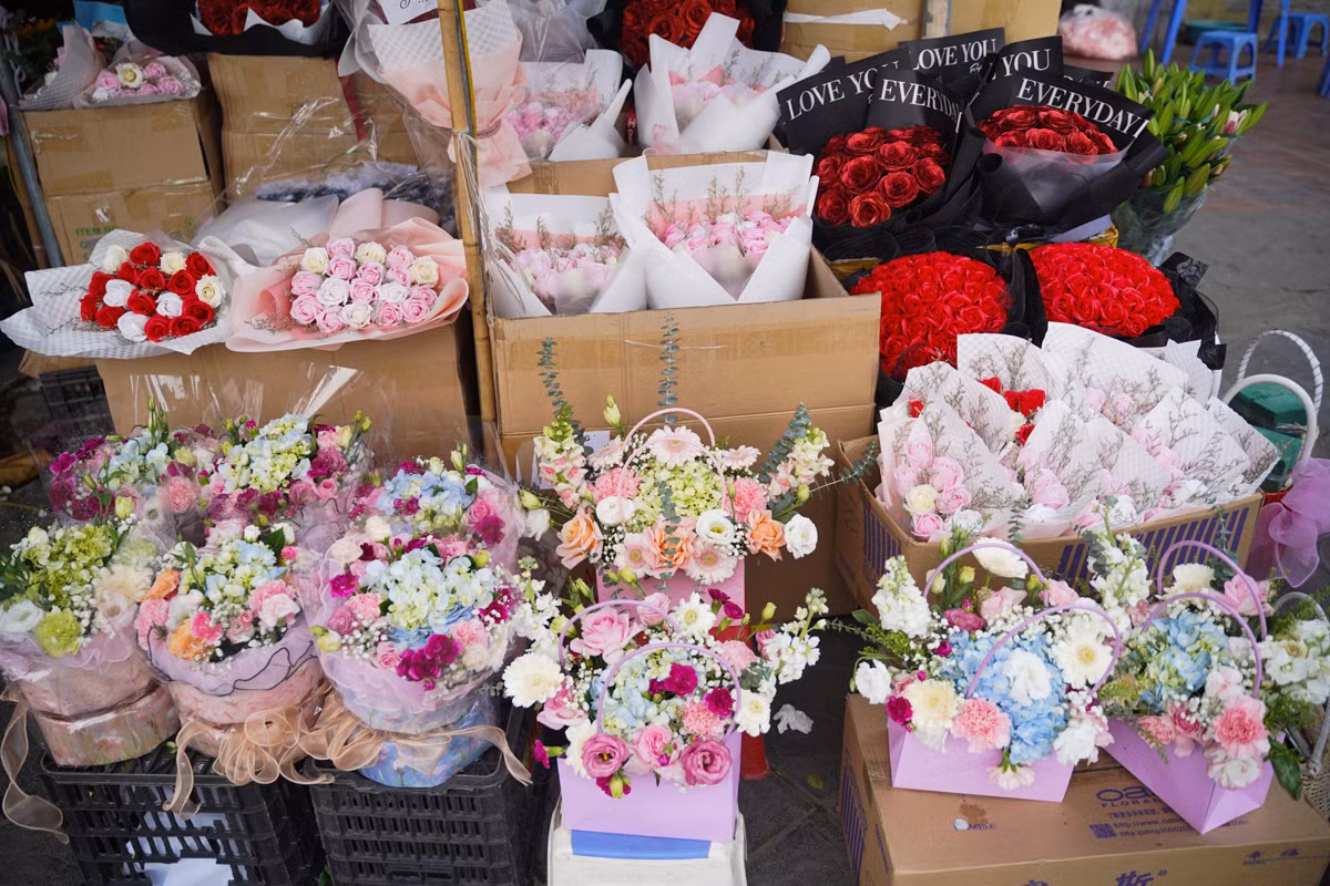 Các loại hoa tươi như cẩm chướng, ly... có giá dao động từ 200 - 400 nghìn/giỏ .