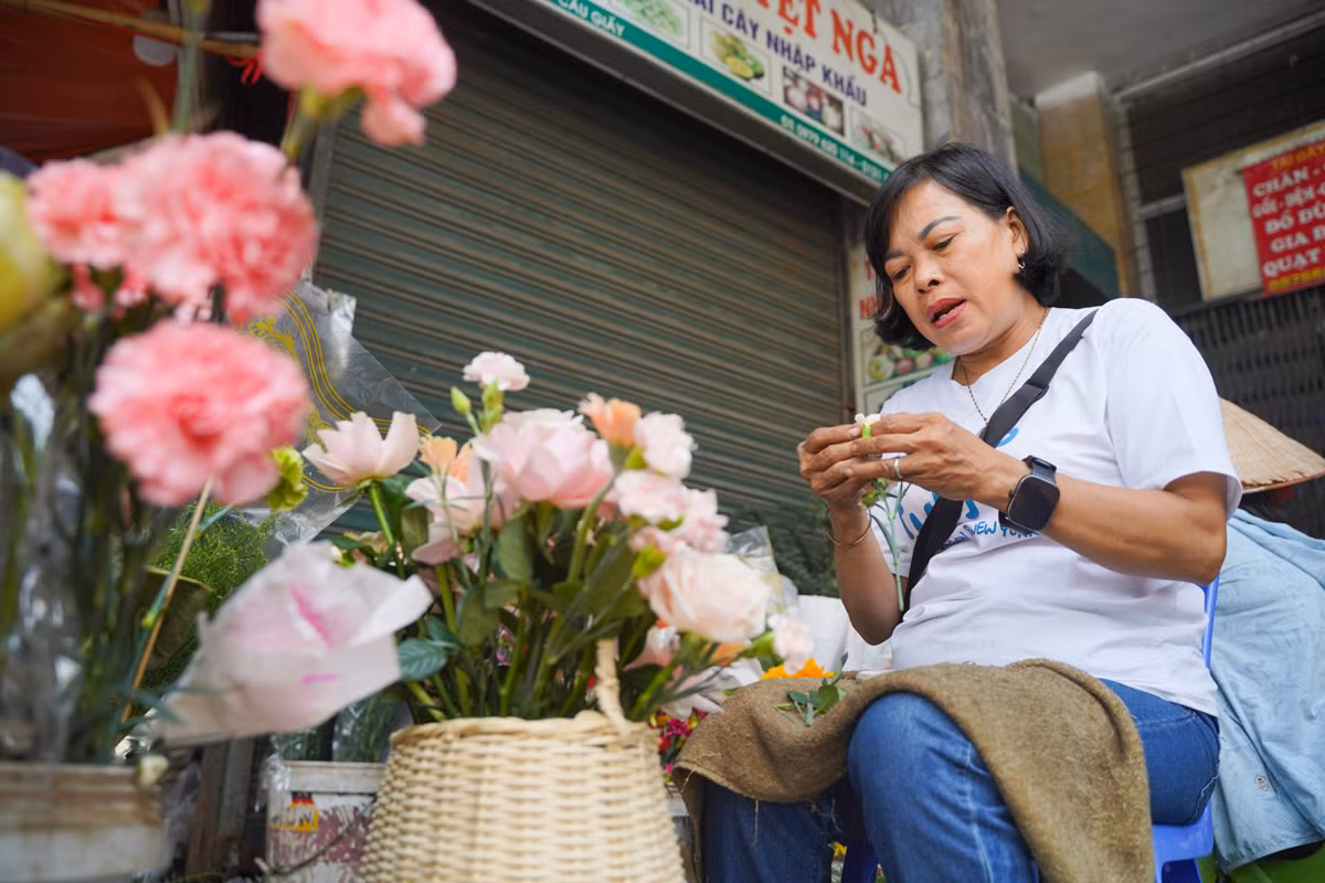 Cô Nguyễn Thị Việt Hà (chủ tiệm bán hoa ở Cầu Giấy) cho biết, năm nay giá hoa cao hơn năm ngoái vì mới trải qua đợt mưa bão. Hoa hồng vẫn là lựa chọn hàng đầu của các bạn học sinh, sinh viên để tặng cho thầy cô dịp lễ 20/11.