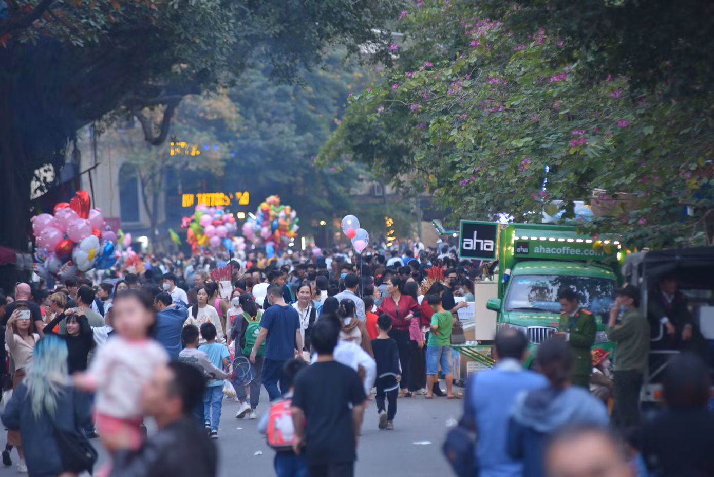 20h30 mới diễn ra lễ hội Countdown tại phố đi bộ Hồ Gươm (quận Hoàn Kiếm), nhưng nhiều bạn trẻ đã có mặt từ sớm để tìm vị trí đẹp xem chương trình nghệ thuật chào đón năm mới