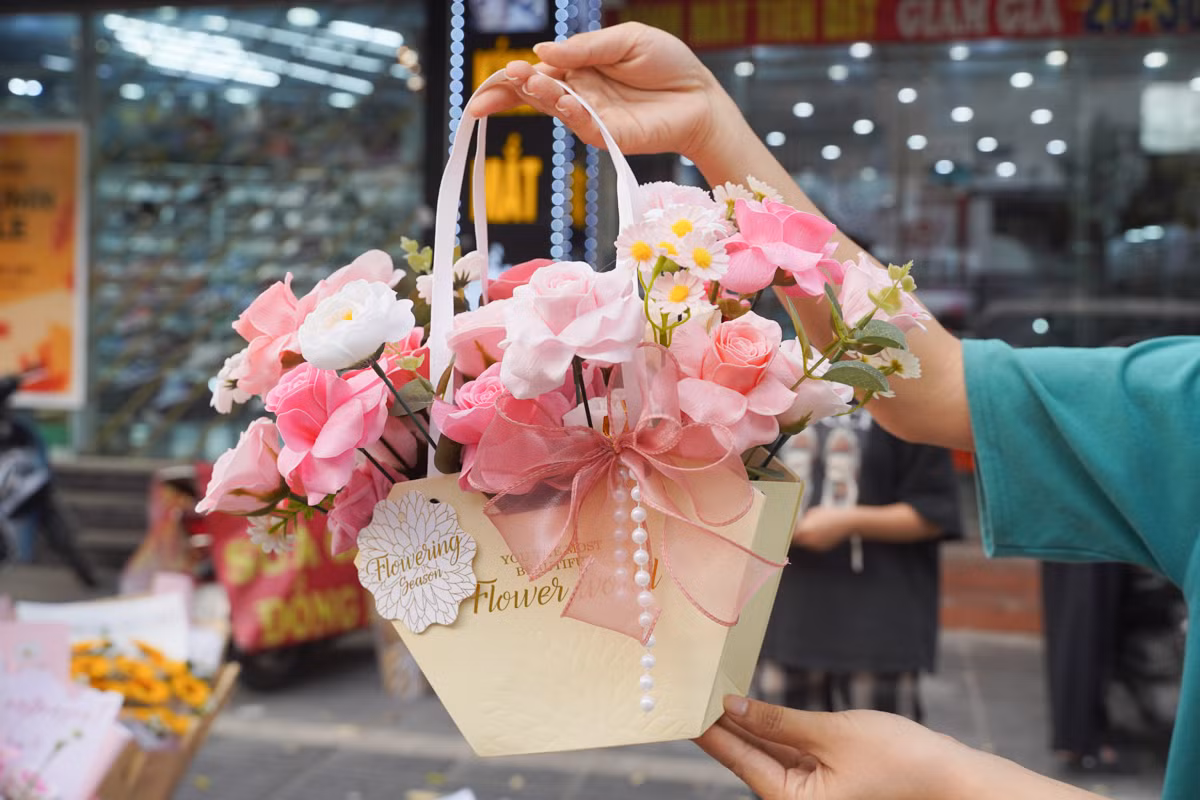 Hoa sáp cũng được nhiều bạn trẻ mua nhờ có độ bền và tính thẩm mỹ cao.