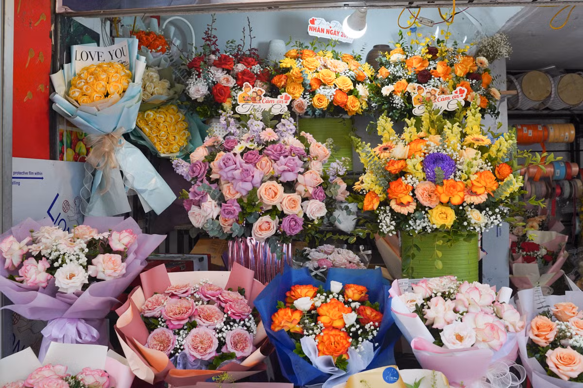 Những lẵng hoa tươi đẹp, được cắm cầu kỳ có giá từ 400 nghìn đồng đến vài triệu đồng. Theo các chủ cửa hàng, phân khúc giá được lựa chọn nhiều nhất là lẵng hoa 500.000 - 700.000 đồng, đa số là được đặt trước.