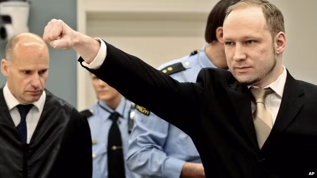 Sát thủ Na Uy Anders Breivik giơ tay chào tại phiên tòa. 