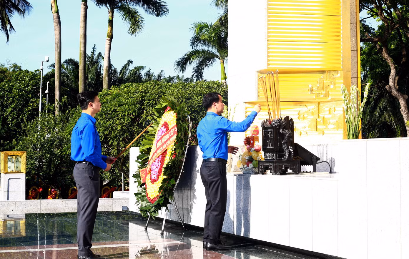 Dâng những nén tâm hương, với lòng biết ơn vô hạn, thế hệ trẻ Việt Nam hôm nay nguyện hứa sẽ cố gắng không ngừng nỗ lực, phấn đấu, tiếp bước các thế hệ cha anh xung kích, tình nguyện xây dựng và bảo vệ Tổ quốc, đưa đất nước ta ngày càng phát triển, đàng hoàng hơn, to đẹp hơn như lời Chủ tịch Hồ Chí Minh kính yêu hằng mong ước.