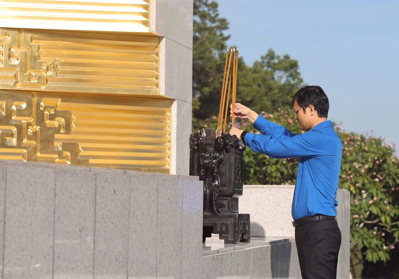 Bí thư thứ nhất T.Ư Đoàn Bùi Quang Huy dâng hương tưởng niệm các Anh hùng liệt sĩ