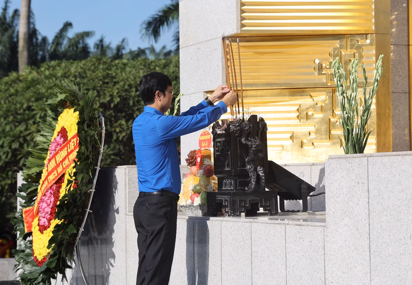 Dâng những nén tâm hương, với lòng biết ơn vô hạn, thế hệ trẻ Việt Nam hôm nay nguyện hứa sẽ cố gắng không ngừng nỗ lực, phấn đấu, tiếp bước các thế hệ cha anh xung kích, tình nguyện xây dựng và bảo vệ Tổ quốc, đưa đất nước ta ngày càng phát triển, đàng hoàng hơn, to đẹp hơn như lời Chủ tịch Hồ Chí Minh kính yêu hằng mong ước.