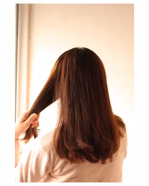Để xõa tóc và chải mượt Lấy một phần tóc bên trái tết xuôi xuống Sau đó cột lại bằng chun hơi lệch sang bên cho điệu nhé! Tiếp theo, bạn tách đôi tóc ra và lộn phần đuôi tóc lên trên rồi luồn xuống dưới Phần đuôi tóc cuốn gọn lại hướng lên trên và lấy kẹp tăm, ghim chắc Và đây là kết quả của chúng ta. Hãy sử dụng thêm những phụ kiện như nơ, kẹp hoa xinh xắn để cài lên tóc.