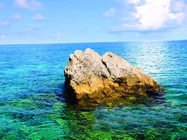 Bãi đá Scarborough tranh chấp giữa Trung Quốc với Philippines. Khi triều lên chỉ có một mỏm đá màu vàng nhô lên. Bãi đá Scarborough tranh chấp giữa Trung Quốc với Philippines. Khi triều lên chỉ có một mỏm đá màu vàng nhô lên